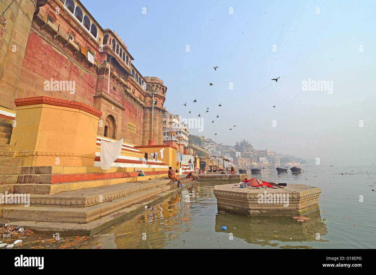 Die heiligen Fluss Ghats von Varanasi, voll mit ihren bunten religiösen Aktivitäten, ein heiliger Ort für die Hindus, Indien Stockfoto