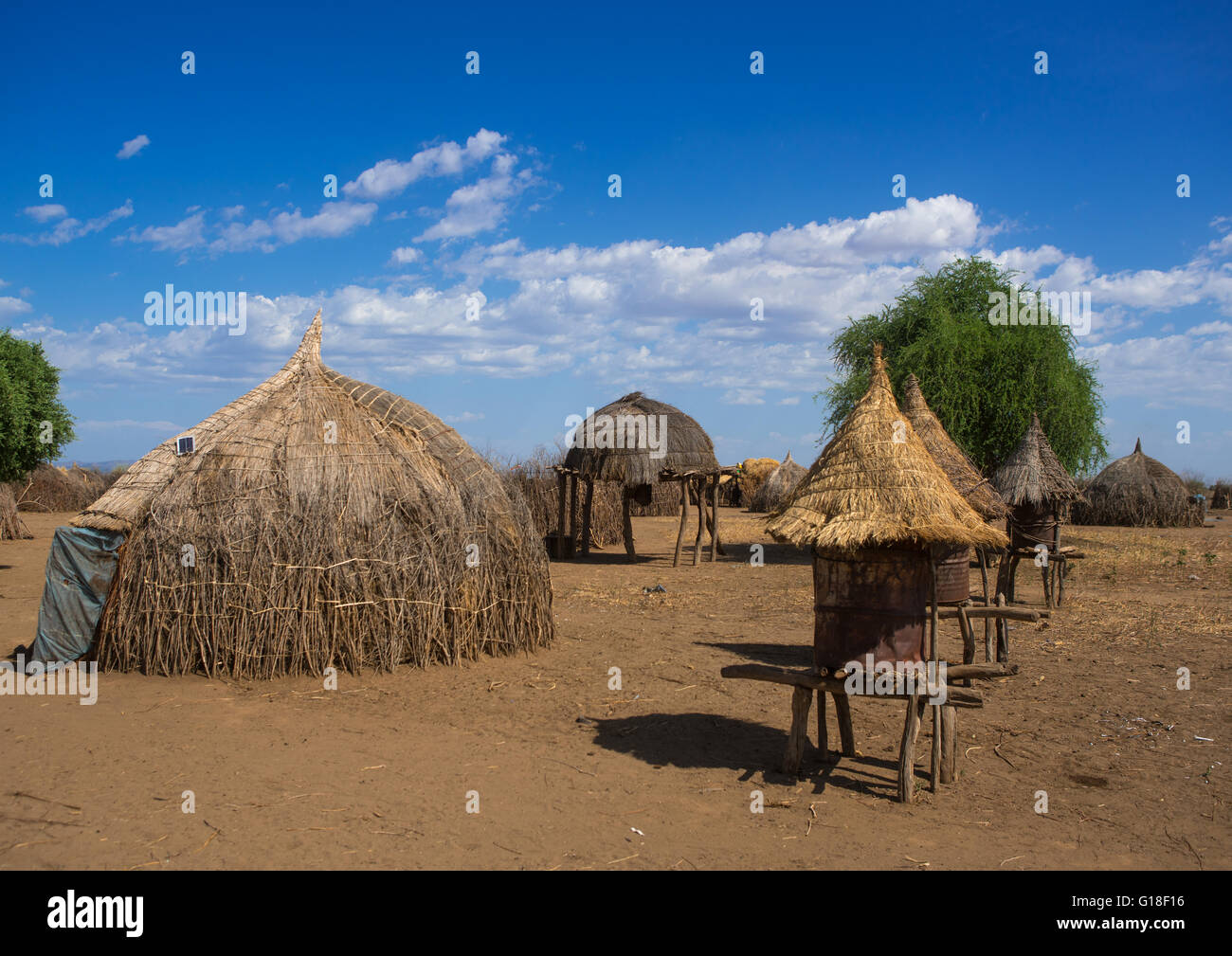 Traditionelle Kornspeicher und Hütten in Nyangatom und Toposa Stämme Dorf Omo-Tal, Kangate, Äthiopien Stockfoto