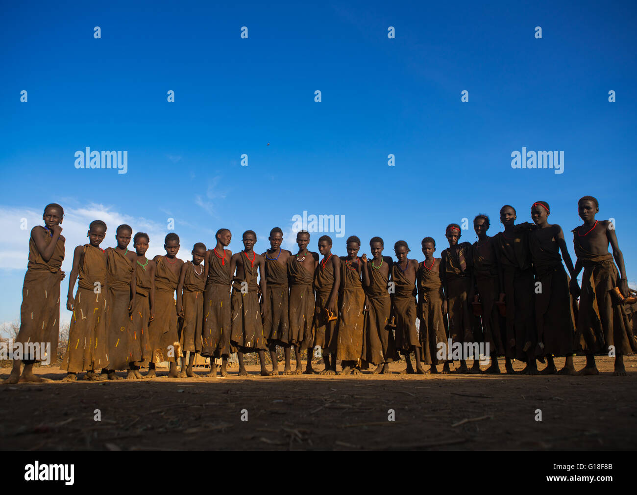 Beschnittene Jungs aus dem Dassanech Stamm zusammen zu bleiben, bis sie geheilt sind, Omo-Tal, Omorate, Äthiopien Stockfoto