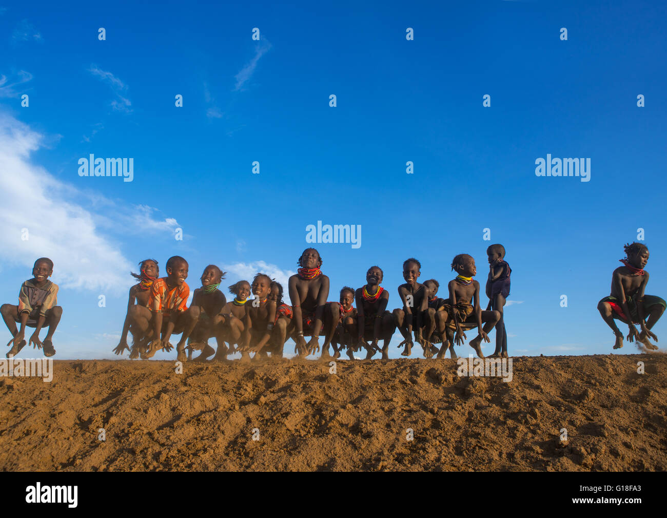 Dassanech Stamm Kinder tanzen und springen, Omo-Tal, Omorate, Äthiopien Stockfoto