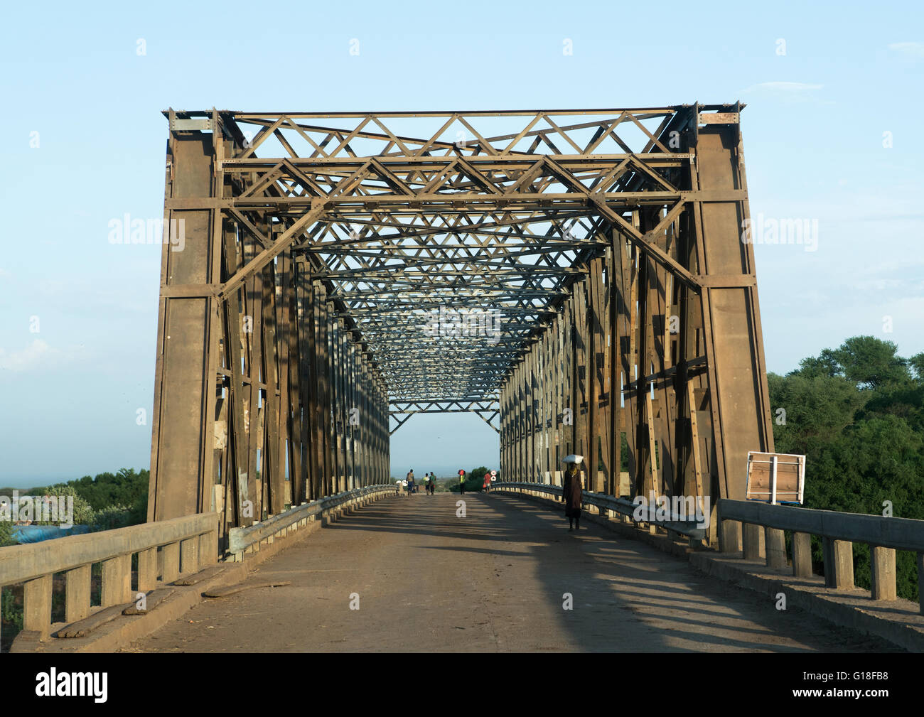 Metall Brücke von chinesischen Arbeitern über Omo Fluss Omo-Tal, Omorate, Äthiopien Stockfoto