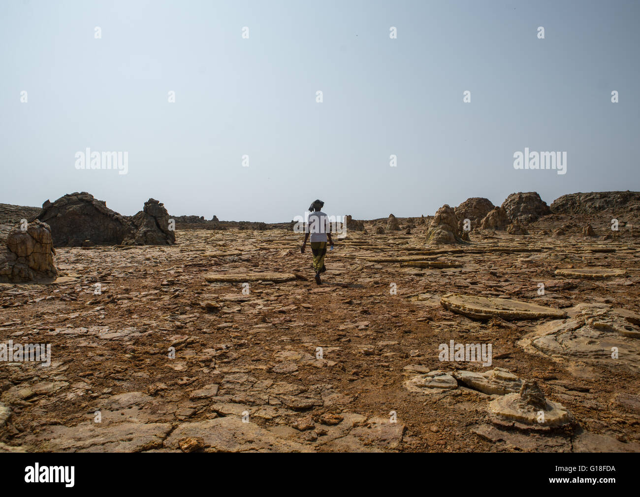 Der Ferne Mann in den vulkanischen Formationen der Danakil Depression, Afar Region, Dallol, Äthiopien Stockfoto