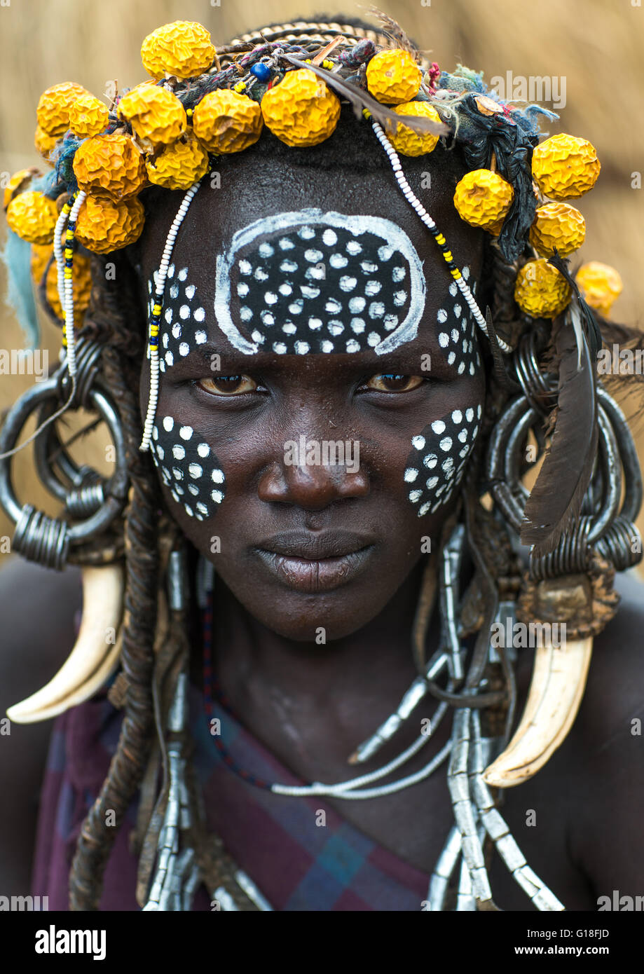 Mursi Stamm Frau mit Verzierungen und Tribal Schmink, Omo-Tal, Mago Park, Äthiopien Stockfoto
