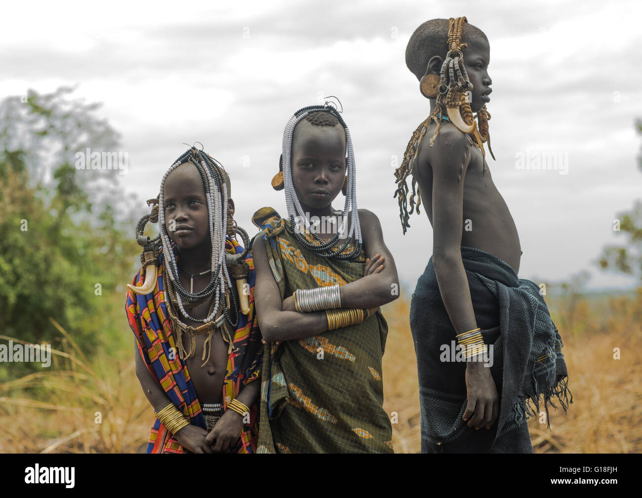 Mursi Stamm Kinder mit Verzierungen auf die Köpfe, Omo-Tal, Mago Park, Äthiopien Stockfoto