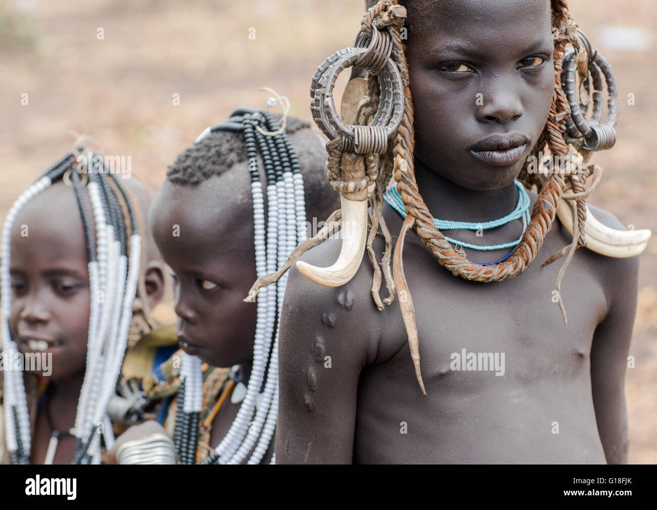 Mursi Stamm Kinder mit Verzierungen auf die Köpfe, Omo-Tal, Mago Park, Äthiopien Stockfoto