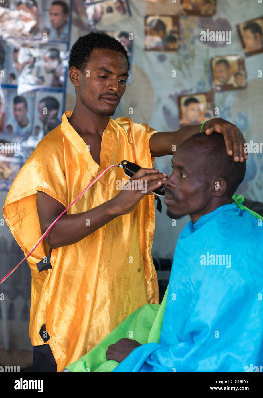 Afar Stammes Barber, Afar-Region, Assayta, Äthiopien Stockfoto