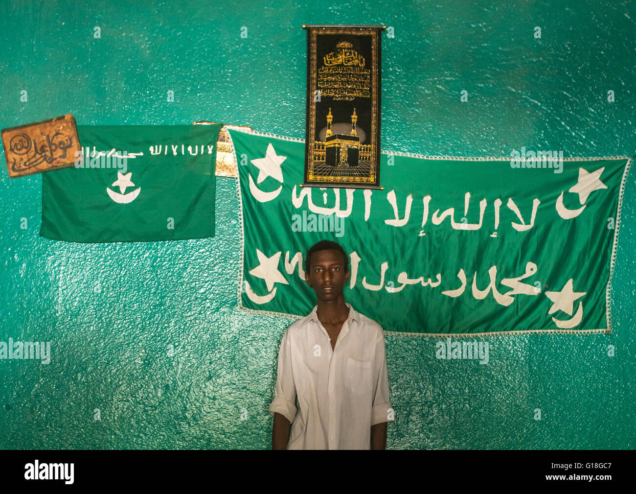 Sufi-junger Mann Anbeter vor islamischen Fahnen, Harari Region Harar, Äthiopien Stockfoto