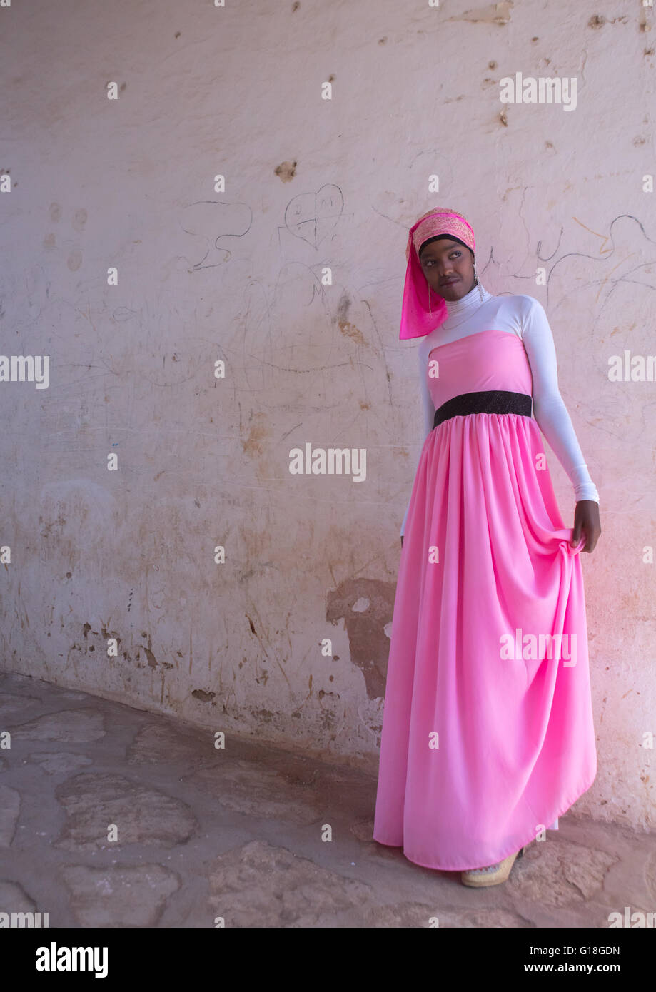 Schöne Teenager-Mädchen in Rosa auf der Straße der Altstadt, Harari Region Harar, Äthiopien Stockfoto