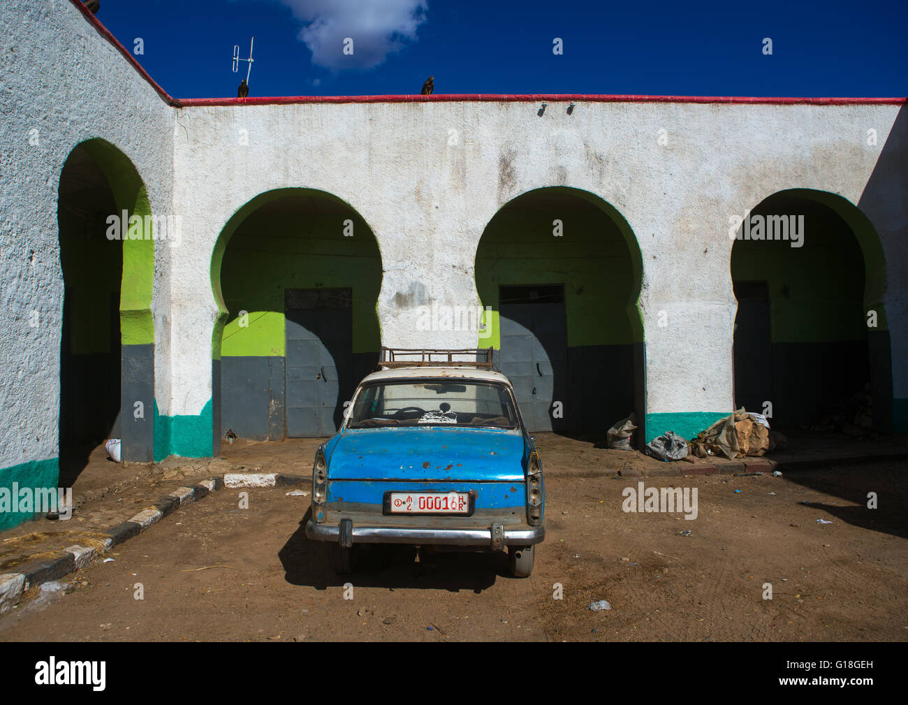 Peugeot 404 Taxi auf dem Markt der Altstadt, Harari Region Harar, Äthiopien Stockfoto