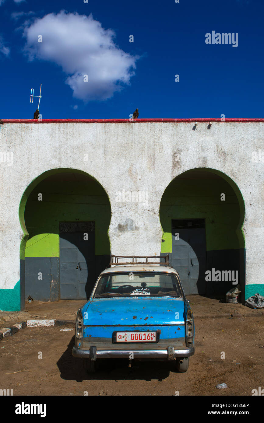 Peugeot 404 Taxi auf dem Markt der Altstadt, Harari Region Harar, Äthiopien Stockfoto