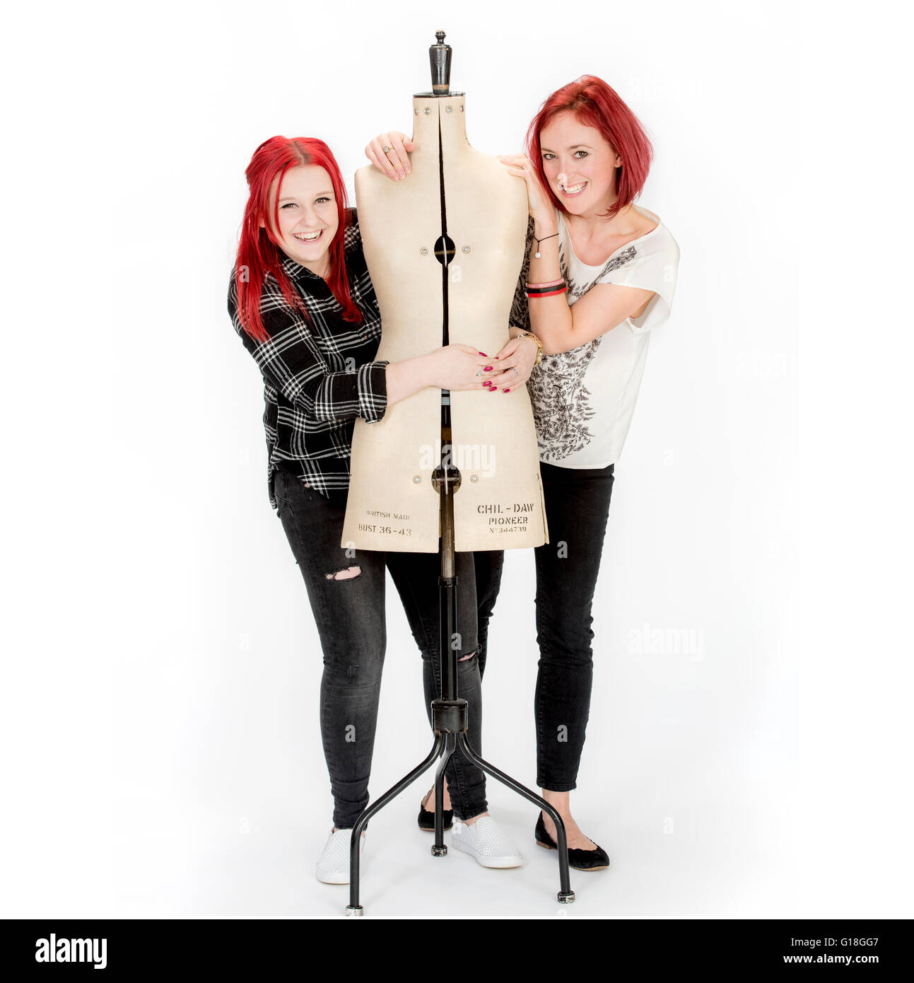 Student Kanalisation Jade Earley (links) mit ihrer Lehrerin Nähen Becky Drinan (rechts), fotografiert im Jahr 2015. Stockfoto