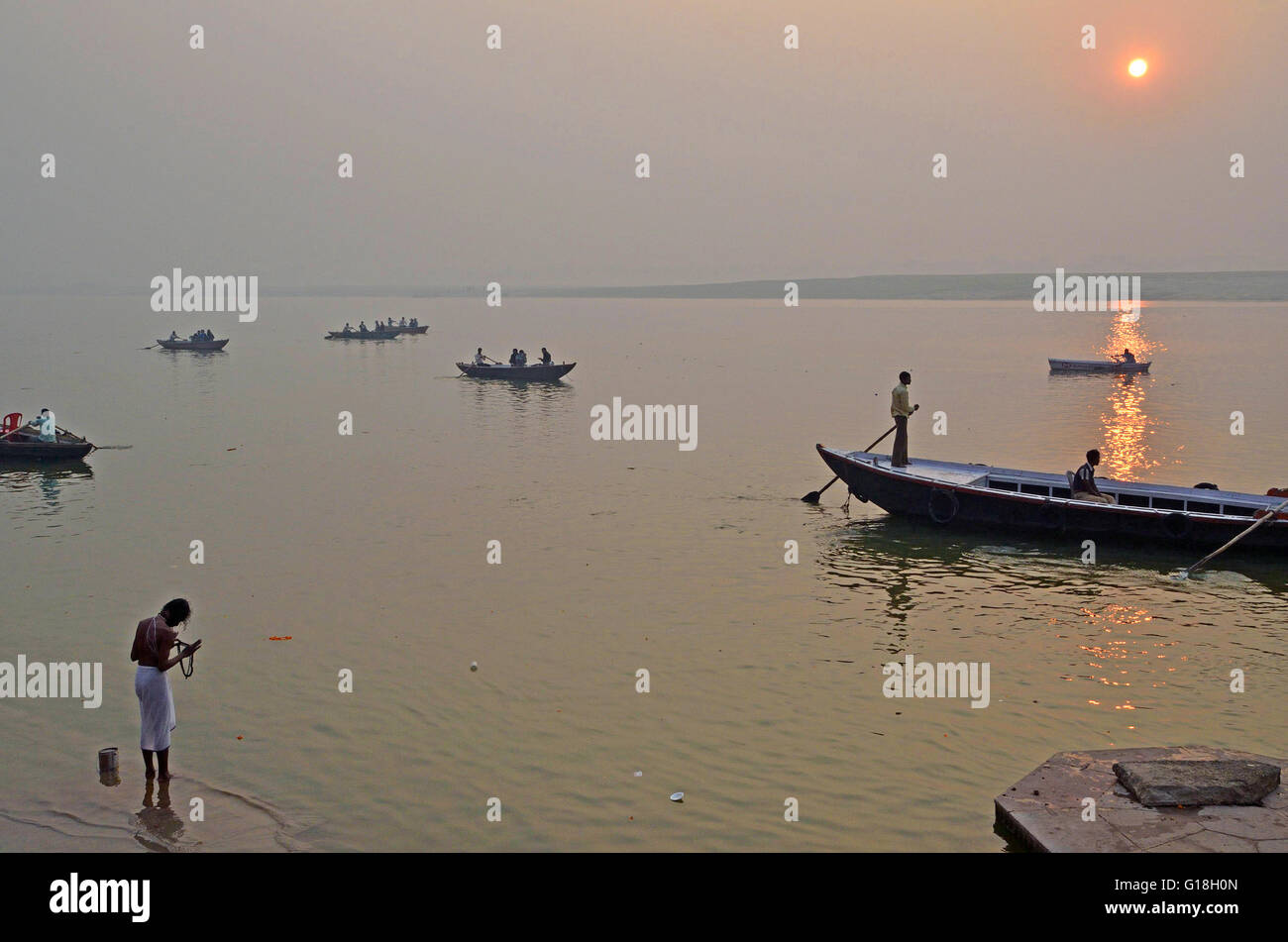 Sonnenaufgang über den heiligen Fluss Ganges oder Ganges, Varanasi, Uttar Pradesh, Indien Stockfoto