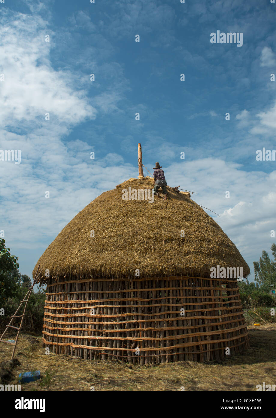 Man deckt das Strohdach eines traditionellen äthiopischen Haus, Kembata, Alaba Kuito, Äthiopien Stockfoto
