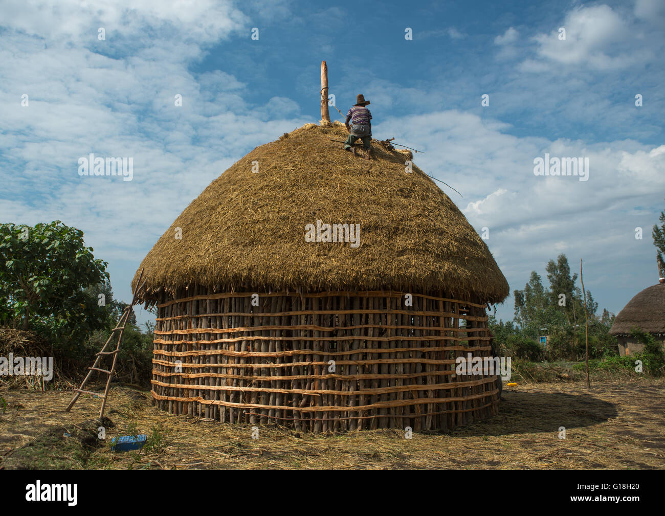 Man deckt das Strohdach eines traditionellen äthiopischen Haus, Kembata, Alaba Kuito, Äthiopien Stockfoto