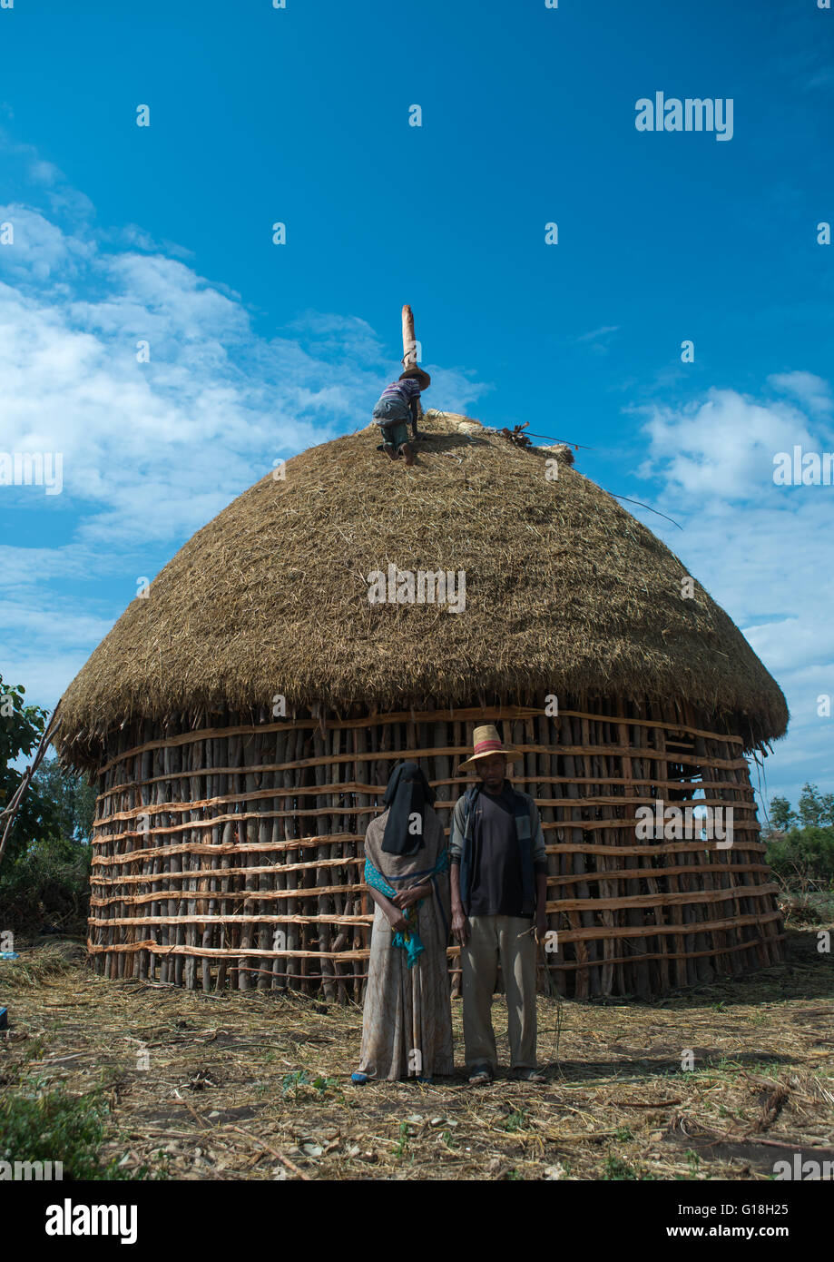 Muslimische Paar vor ihrem Haus, Kembata, Alaba Kuito, Äthiopien Stockfoto