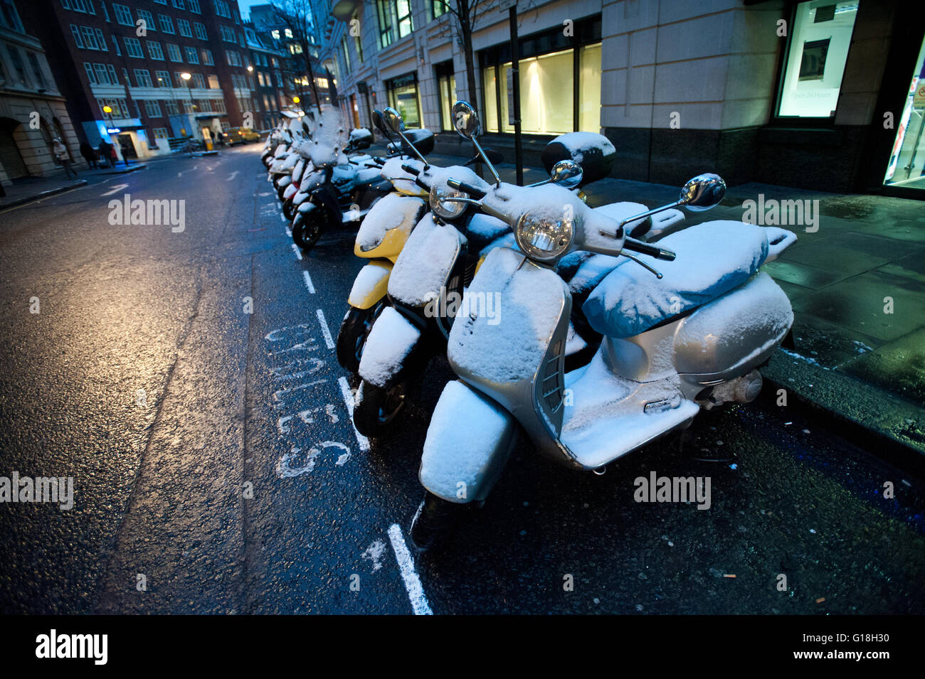 Schnee-Scooter am Berkeley Square, London West End Stockfoto