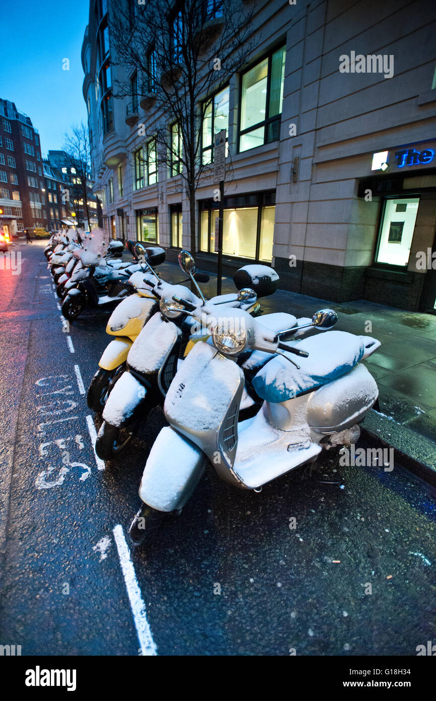 Schnee-Scooter am Berkeley Square, London West End Stockfoto