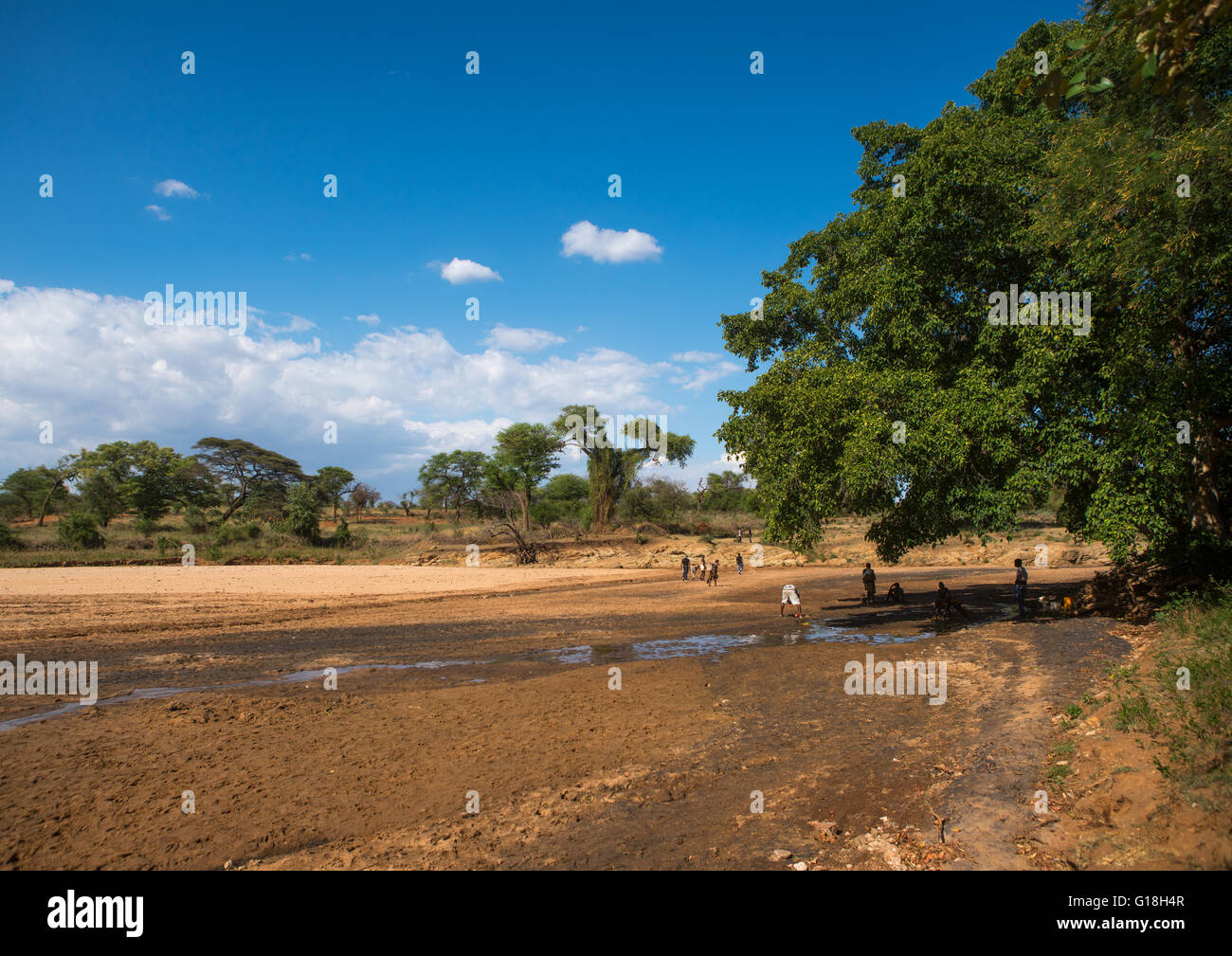 Menschen Graben in einem trockenen Fluss, Wasser, Omo-Tal, Turmi, Äthiopien zu finden Stockfoto