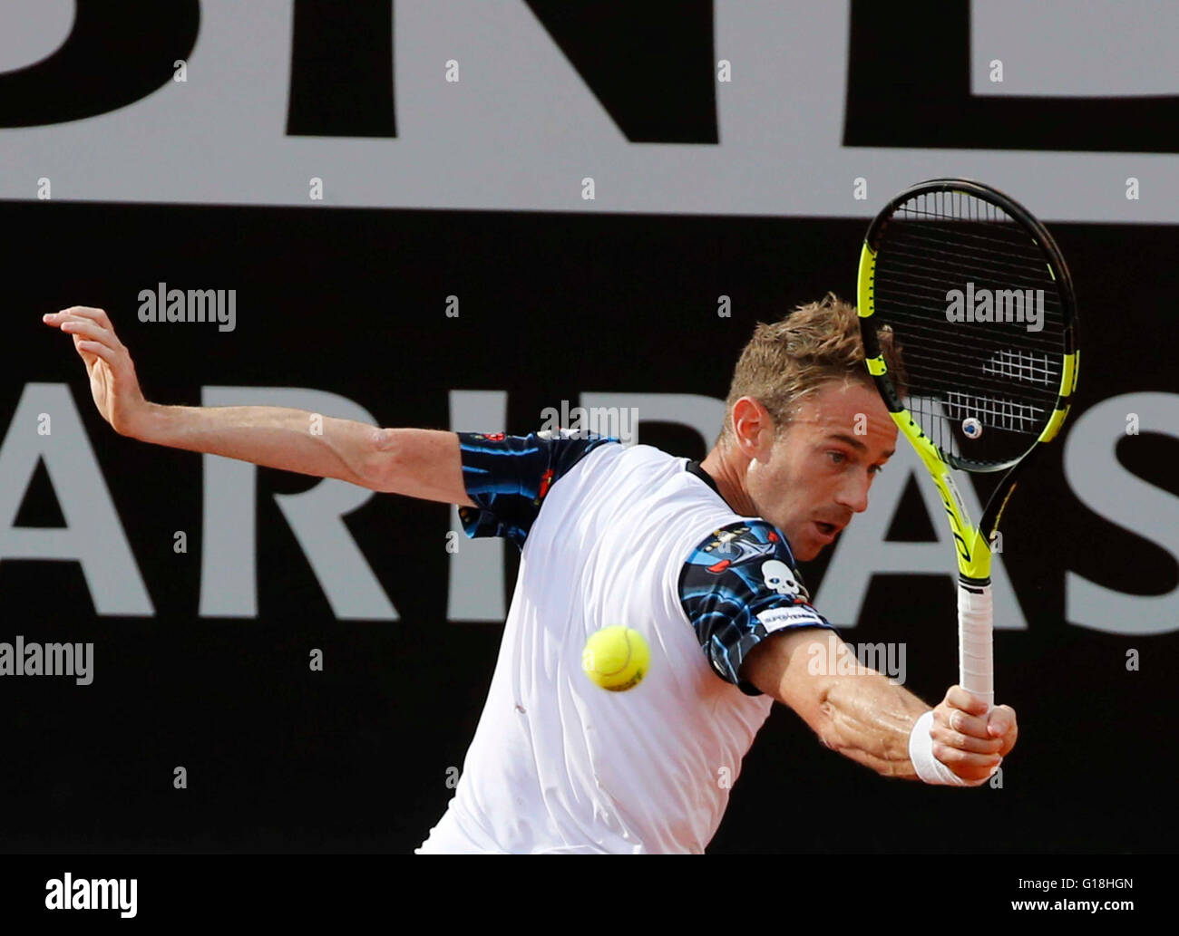 Rom, Italien. 10. Mai 2016. Filippo Volandri Italien kehrt den Ball beim ersten Vorrundenspiel am Italian Open Tennisturnier BNL2016 gegen David Ferrer von Spanien auf dem Foro Italico in Rom, Italien, 10. Mai 2016 Credit: Agnfoto/Alamy Live-Nachrichten Stockfoto