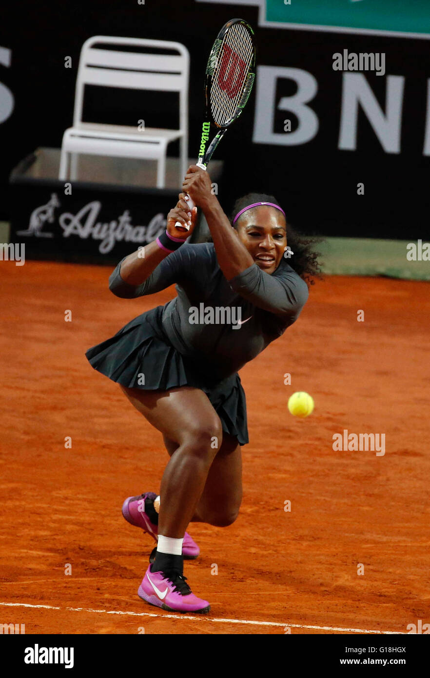 Rom, Italien. 10. Mai 2016. Serena Williams USA kehrt den Ball beim ersten Vorrundenspiel am Italian Open Tennisturnier BNL2016 gegen Anna Friedsam Deutschlands auf dem Foro Italico in Rom, Italien, 10. Mai 2016 Credit: Agnfoto/Alamy Live-Nachrichten Stockfoto