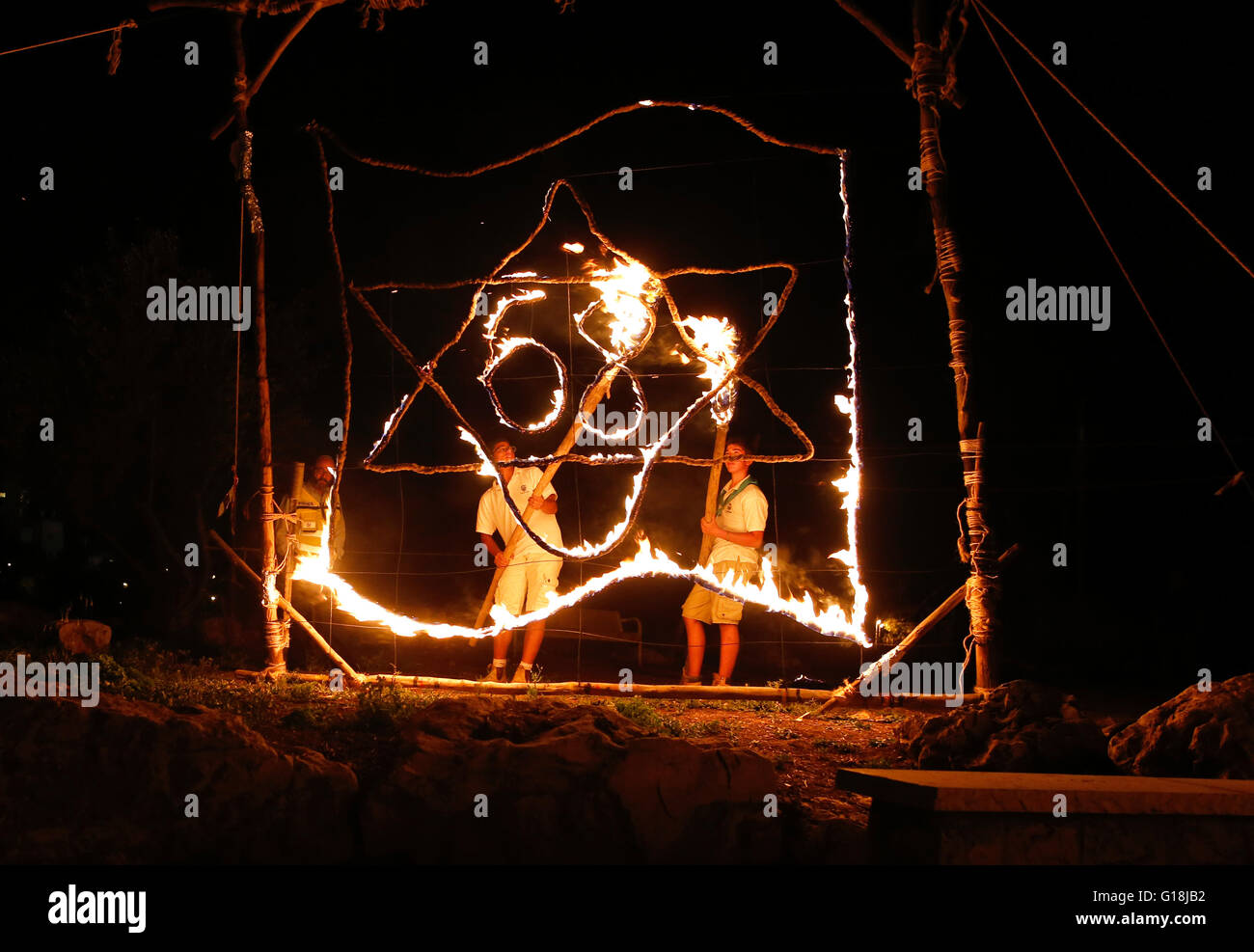 (160510)--JERUSALEM, Mai 10 (Xinhua)--israelische Jugendliche von Masada Scout Bewegung Licht ein Feuer in der Form der Davidstern im Rahmen einer Feierstunde anlässlich Volkstrauertag oder Memorial Day, in Jerusalem, am 10. Mai 2016. Die Zeremonien für Memorial Day begann Dienstagabend, im Gedenken an die gefallenen und Opfer zur Verteidigung Israels seit 1860. (Xinhua/Gil Cohen Magen) Stockfoto