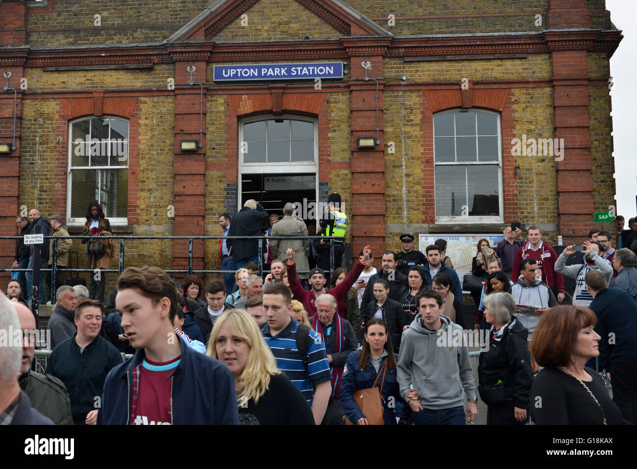 London, UK. 10. Mai 2016. Fans besuchen das letzte Spiel des Fußballvereins von West Ham auf dem Boylen Ground, London. Vereinigtes Königreich. Bildnachweis: Emanuele Giovagnoli/Alamy Live-Nachrichten Stockfoto