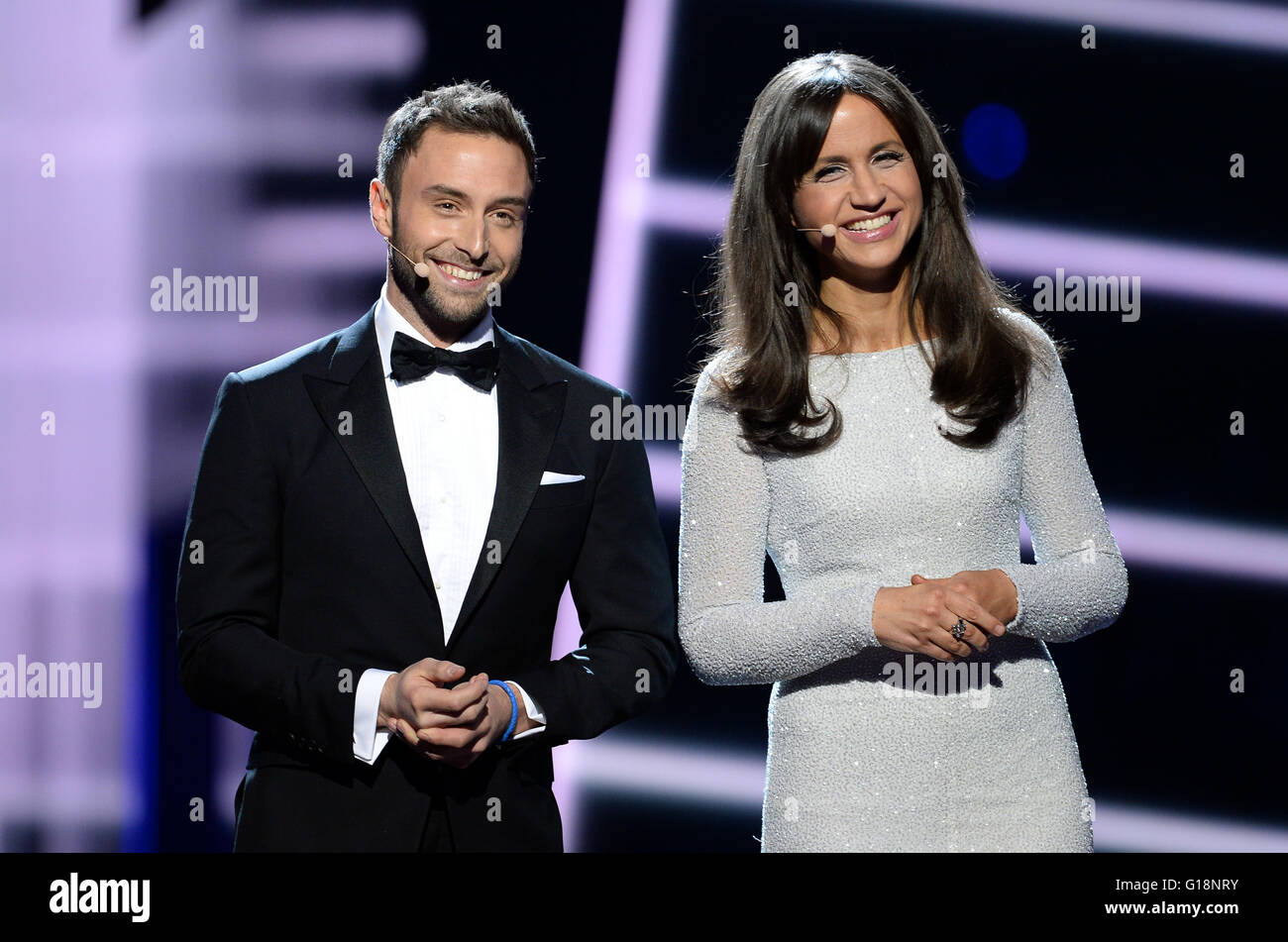 Stockholm Schweden 10 Mai 16 Schwedische Sangerin Mans Zelmerlow Gewinner Des Eurovision Song Contest 15 Und Gastgeber Des 16 Wettbewerb Und Schwedische Co Moderator Petra Mede R Sind Zu Sehen Auf Der Buhne
