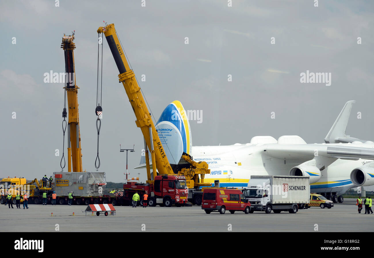 Prag, Tschechische Republik. 11. Mai 2016. Antonow An-225 "Mriya", der weltweit größte Frachtflugzeug, landete am Prager Flughafen Vaclav Havel, Tschechische Republik, 10. Mai 2016 um einen riesigen Czech made elektrischen Generator Pinsel SEM nach Australien zu nehmen. Die sowjetischer An-225, 84 m lang mit der Spannweite von 88 Metern ist das einzige Flugzeug dieses Typs, die abgeschlossen wurde. Die Ladephase des Generators an Bord in Flughafen Ruzyne, 11. Mai 2016. Bildnachweis: Michal Krumphanzl/CTK Foto/Alamy Live-Nachrichten Stockfoto