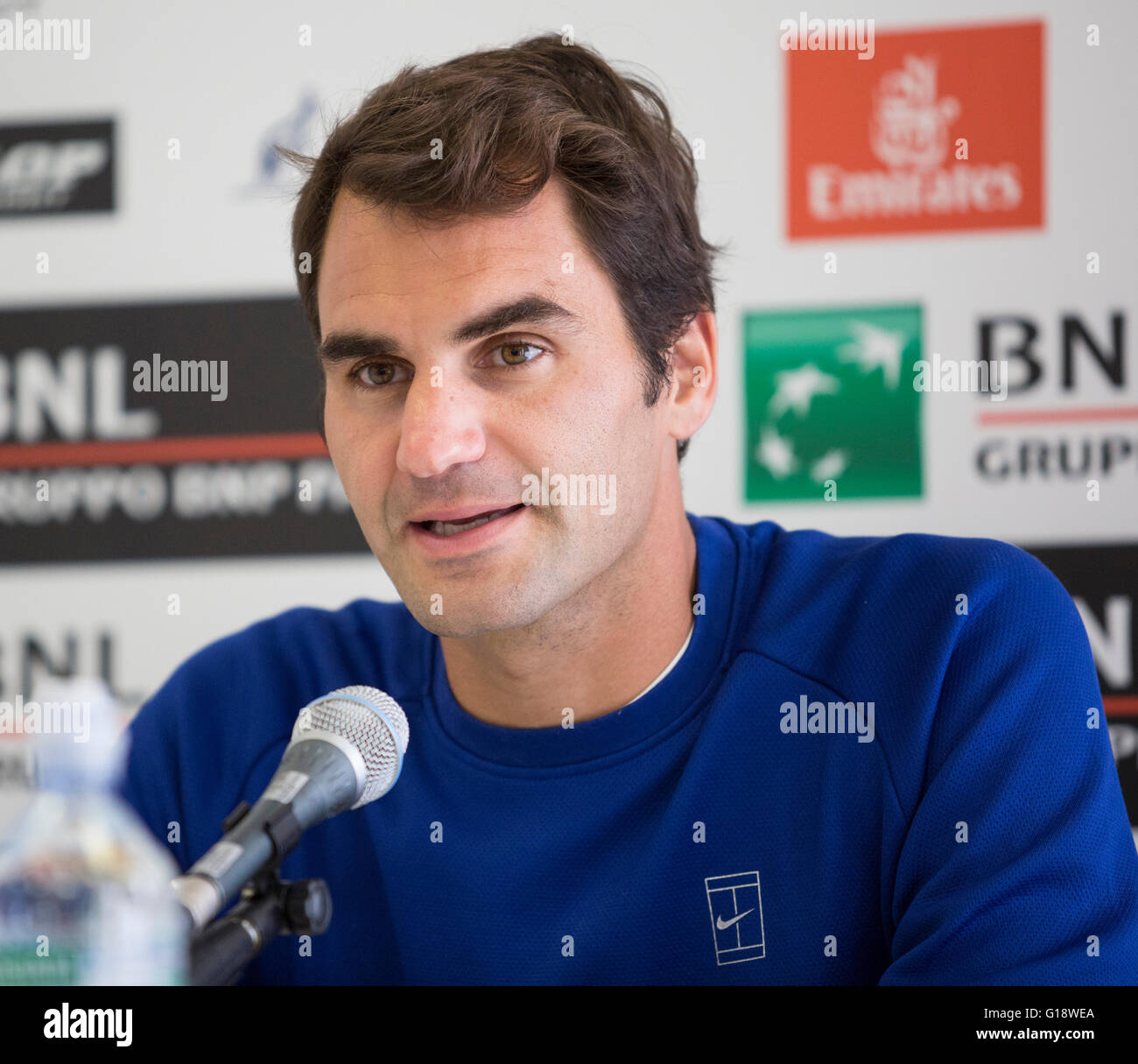 Roger Federer auf einer Pressekonferenz nach seinem Sieg gegen Alexander Zevrev Deutschlands 6-3. 7-5, Foro Italico, Rom, Italien, Stockfoto