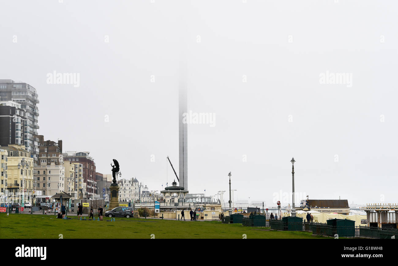 Brighton UK 11. Mai 2016 - The British Airways i360 Aussichtsturm auf Brighton Seafront ist eingehüllt in Nebel heute Nachmittag. 531 Fuß hoch i360 werden erste vertikale Seilbahn der Welt und der weltweit höchsten beweglichen Aussichtsturm und soll diesen Sommer Credit öffnen: Simon Dack/Alamy Live News Stockfoto