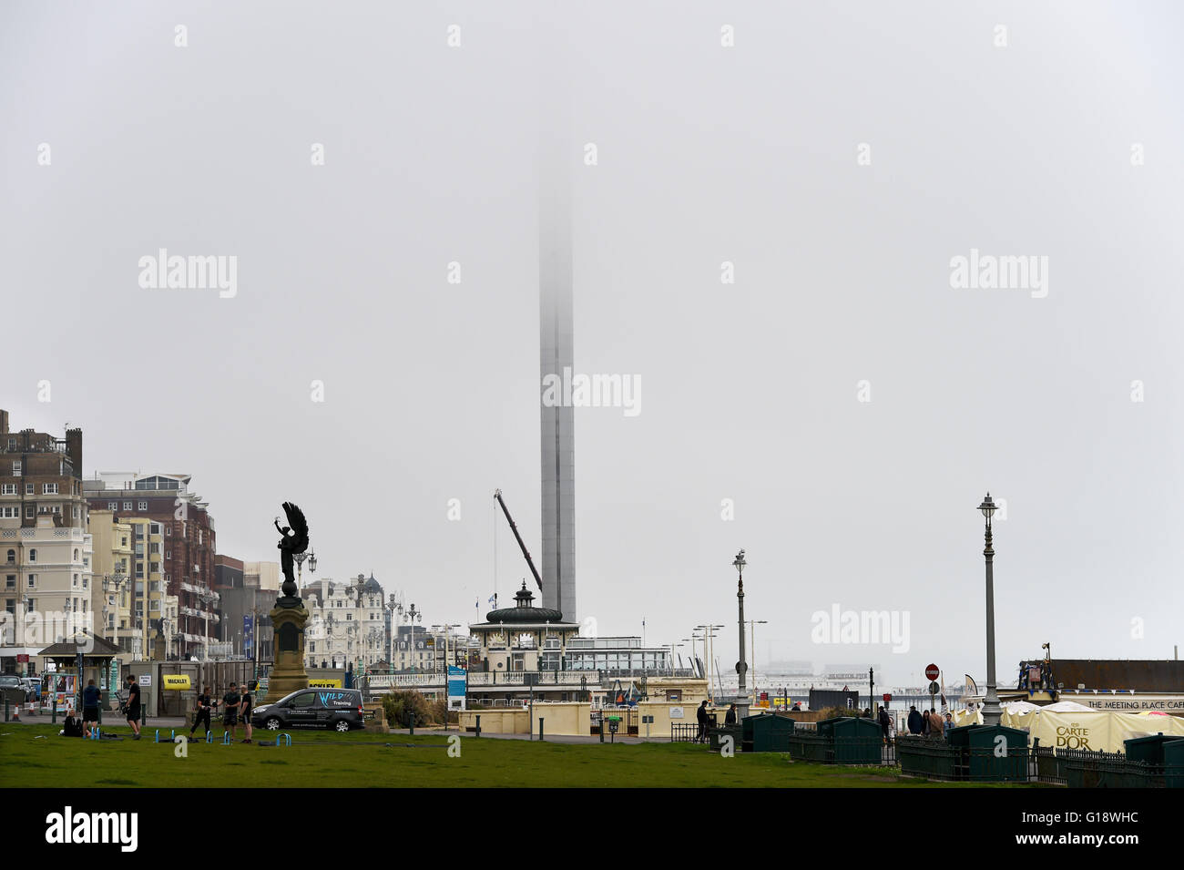 Brighton UK 11. Mai 2016 - The British Airways i360 Aussichtsturm auf Brighton Seafront ist eingehüllt in Nebel heute Nachmittag. 531 Fuß hoch i360 werden erste vertikale Seilbahn der Welt und der weltweit höchsten beweglichen Aussichtsturm und soll diesen Sommer Credit öffnen: Simon Dack/Alamy Live News Stockfoto