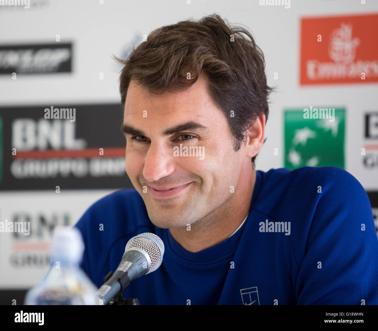 Roger Federer auf einer Pressekonferenz nach seinem Sieg gegen Alexander Zevrev Deutschlands 6-3. 7-5, Foro Italico, Rom, Italien, Stockfoto