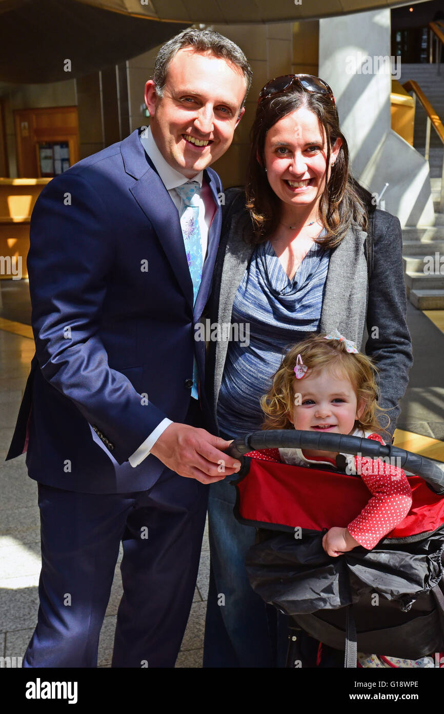 Edinburgh, Schottland, Vereinigtes Königreich, 11 Mai 2016. Neue schottische liberale Demokrat MSP Alex Cole-Hamilton mit Frau Gill, selbst ein Kandidat bei der Wahl, und zwei-jährige Tochter Darcy, im schottischen Parlament am Vorabend der neuen Sitzung, Credit: Ken Jack / Alamy Live News Stockfoto