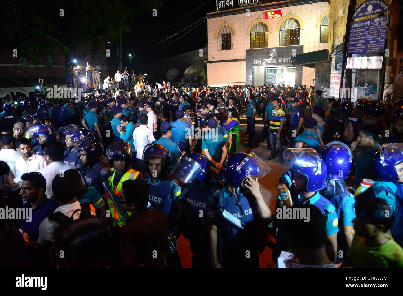 Dhaka, Bangladesch. 11. Mai 2016. Bangladeshi Polizisten Wache in Fornt von Dhaka zentrale Gefängnis als Bangladesh Jamaat-e-Islami Führer Motiur Rahman Nizami nachdem er wegen Kriegsverbrechen am 10. Mai 2016, hingerichtet wurde dem Motiur Rahman Nizami, Führer der Partei Jamaat-e-Islami, wegen Kriegsverbrechen während des Unabhängigkeitskrieges von 1971 mit Pakistan ausgeführt wurde.  Bangladesch am 10. Mai ausgeführt des Führer der größten islamistischen Partei des Landes für Kriegsverbrechen, Beamte sagten, einen Schritt gesetzt, die Spannungen in der flüchtigen mehrheitlich muslimischen Nation zu verschärfen. Bildnachweis: Mamunur Rashid/Alamy Live-Nachrichten Stockfoto