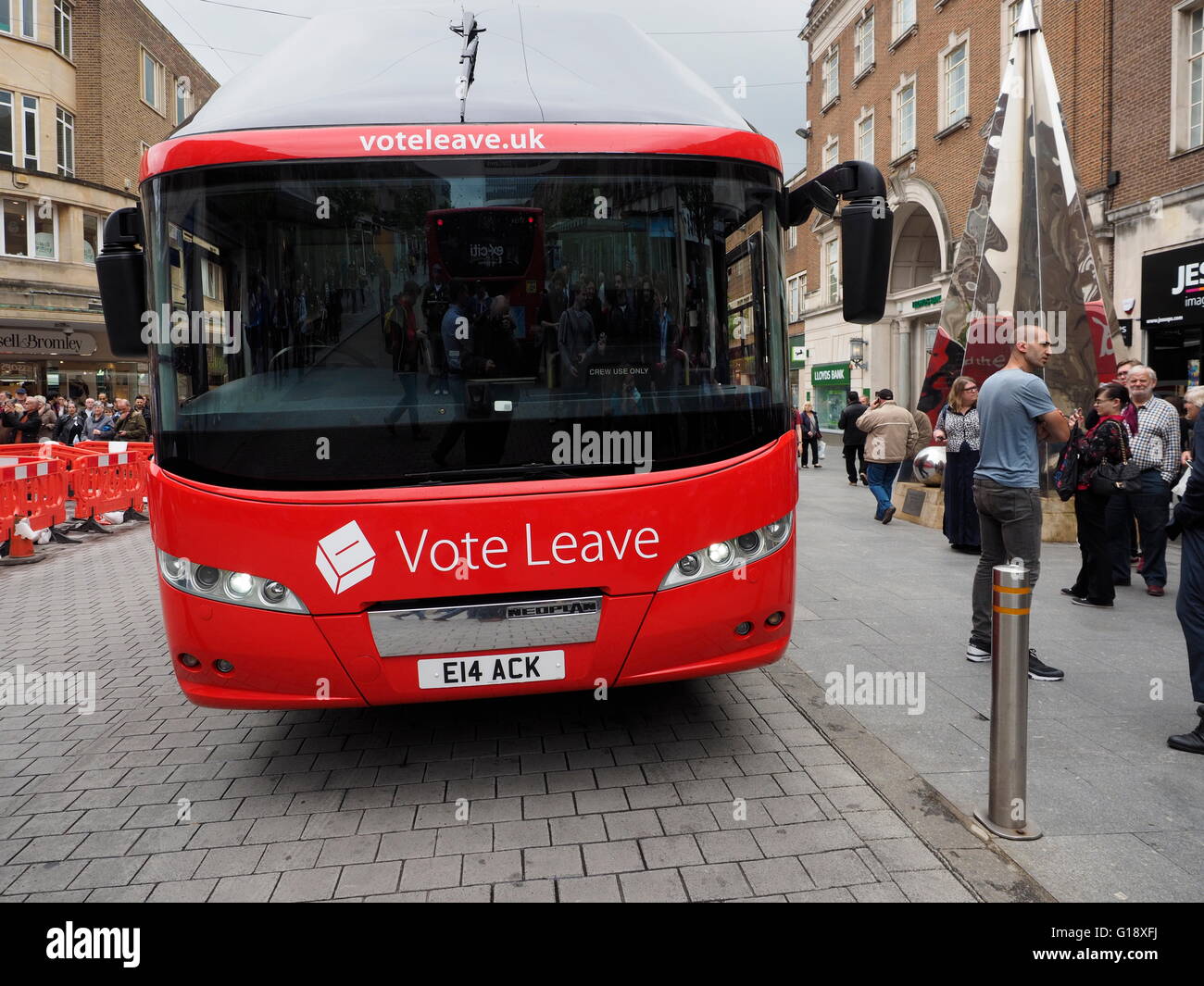 Exeter UK 11. Mai 2016 Austritt Schlacht Bus kommt in Exeter. Gisela Stewart Arbeits-Wartungstafel befasst sich mit die Masse Credit: Anthony Collins/Alamy Live News Stockfoto