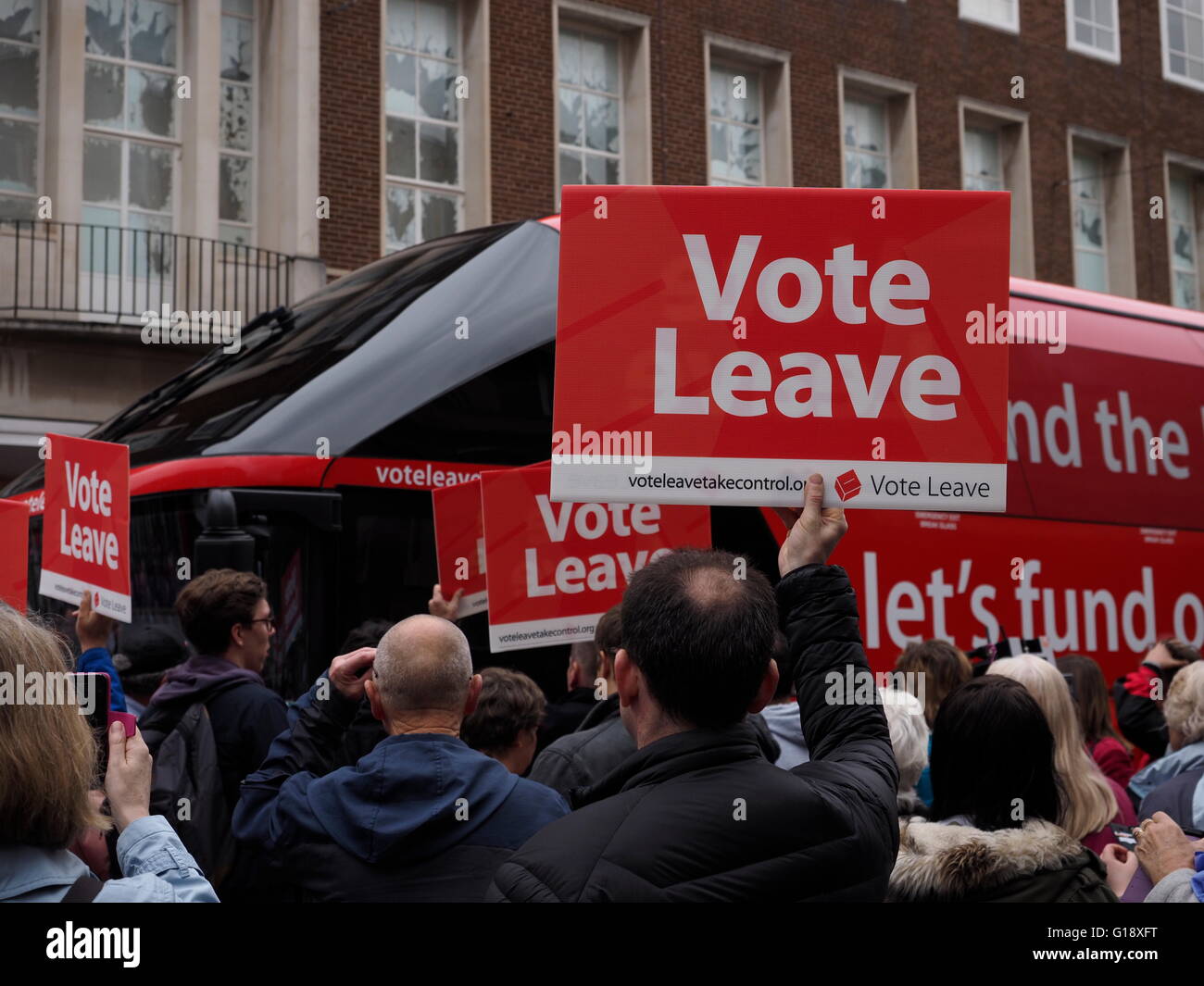 Exeter UK 11. Mai 2016 Austritt Schlacht Bus kommt in Exeter. Demonstranten Unterstützer demonstrieren © Anthony Collins/Alamy Live neu Stockfoto