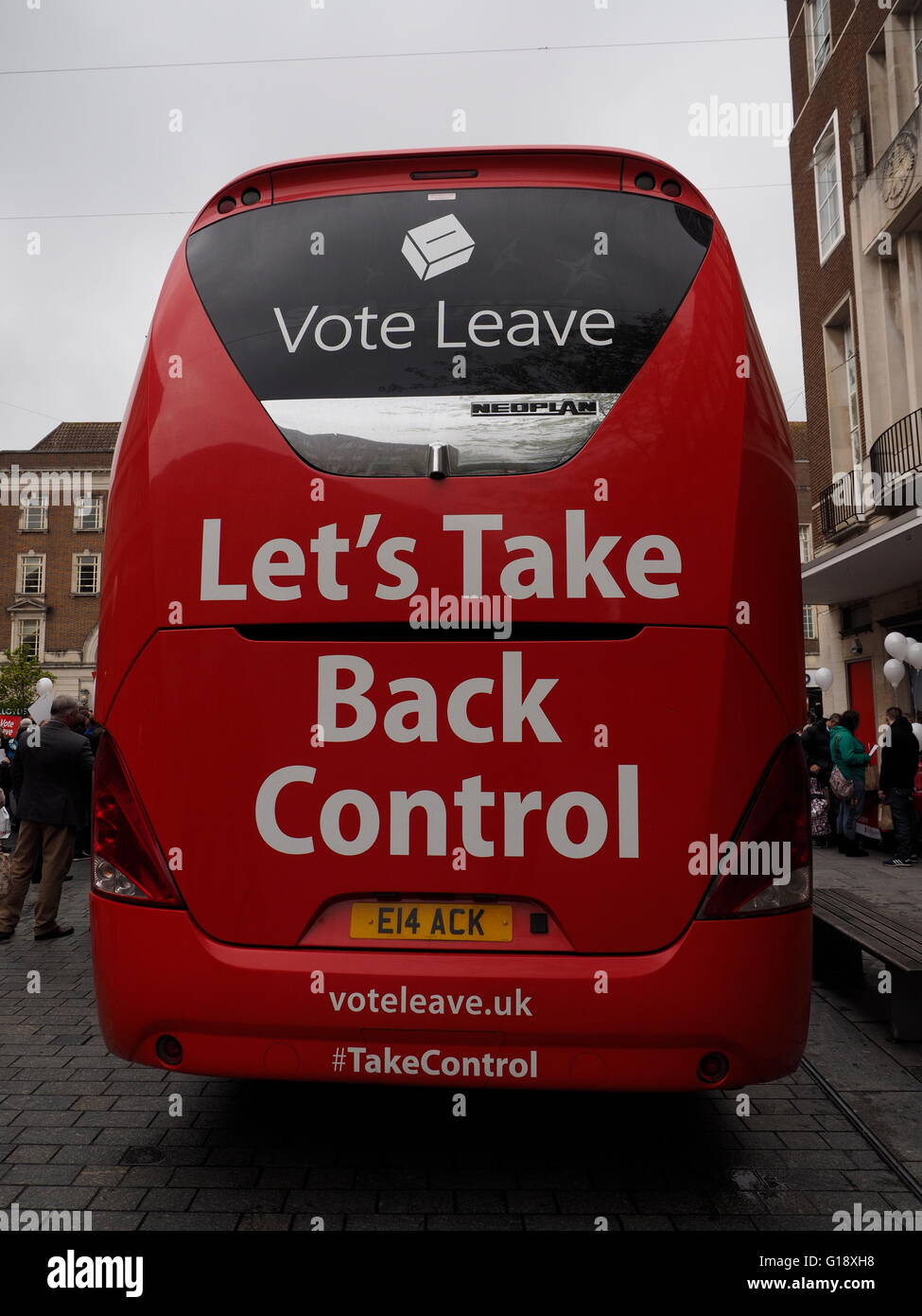 Exeter UK 11. Mai 2016 Austritt Schlacht Bus kommt in Exeter. Gisela Stewart Arbeits-Wartungstafel befasst sich mit die Masse Credit: Anthony Collins/Alamy Live News Stockfoto