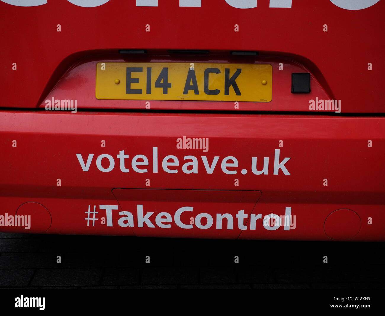 Exeter UK 11. Mai 2016 Austritt Schlacht Bus kommt in Exeter. Gisela Stewart Arbeits-Wartungstafel befasst sich mit die Masse Credit: Anthony Collins/Alamy Live News Stockfoto