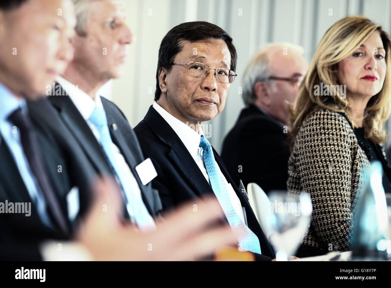 Wismar, Deutschland. 10. Mai 2016. Tan Sri Lim Kok Thay (3. L), Vorsitzender der Genting Hong Kong, nimmt an einer Unterzeichnungszeremonie in Wismar, Deutschland, am 10. Mai 2016. Schiffsbau-Vertrag im Wert von 3,5 Milliarden Euro (rund 3,9 Milliarden US-Dollar) zwischen Hong Kong ansässige Genting Hong Kong und Deutschland die Lloyd Werft Gruppe wurde hier Dienstag, unterzeichnet, die Aussicht auf eine Wiederbelebung der lokalen Industrie und tausend mehr Arbeitsplätze in der Deutschen Werft Geschäft mit sich bringt. © Zhang Fan/Xinhua/Alamy Live-Nachrichten Stockfoto