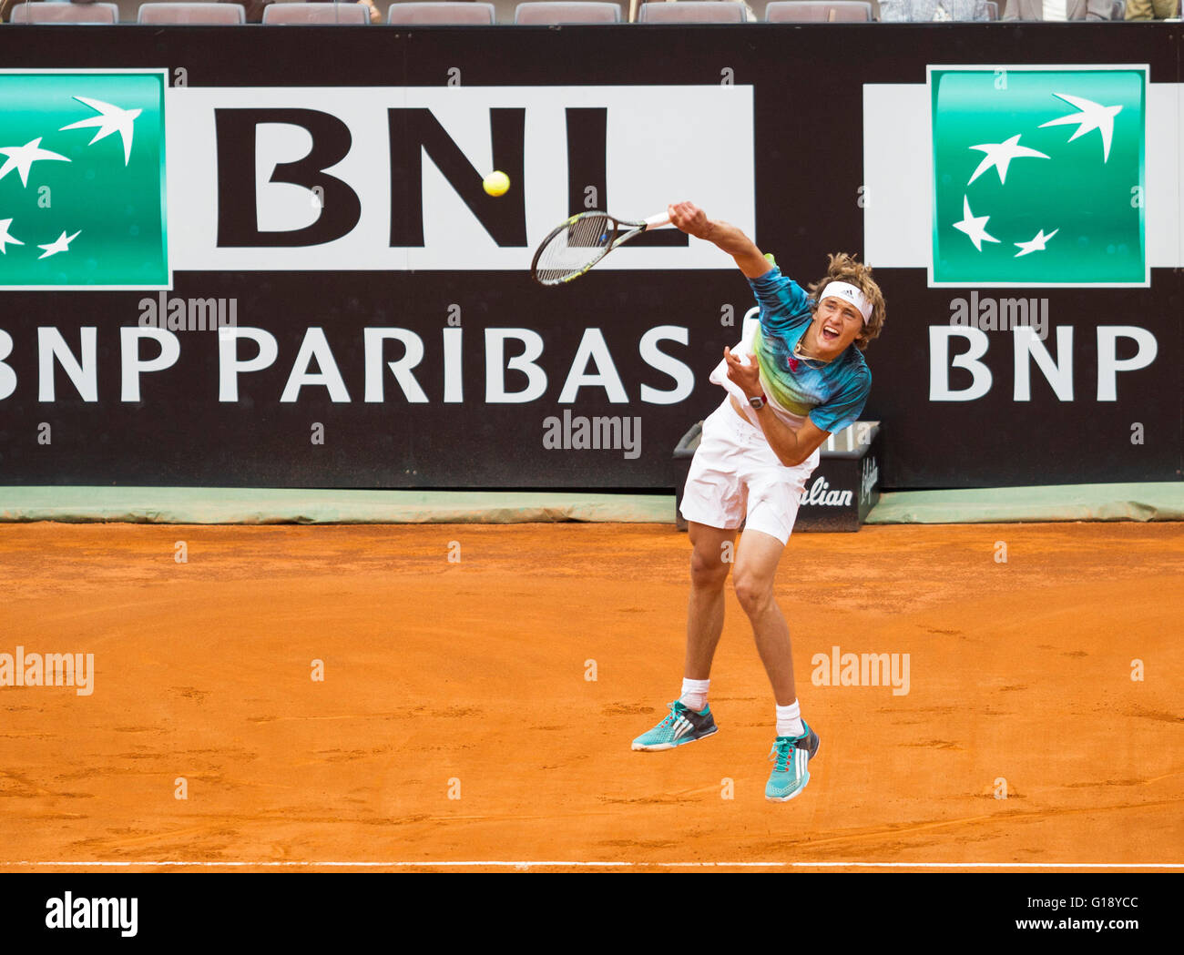 Rom, Italien. 11. Mai 2016. Alexander Zverev wieder den Ball, Roger Federer, Foro Italico, Roma, Italien, 05.11.16 Credit: Stephen Bisgrove/Alamy Live News Stockfoto