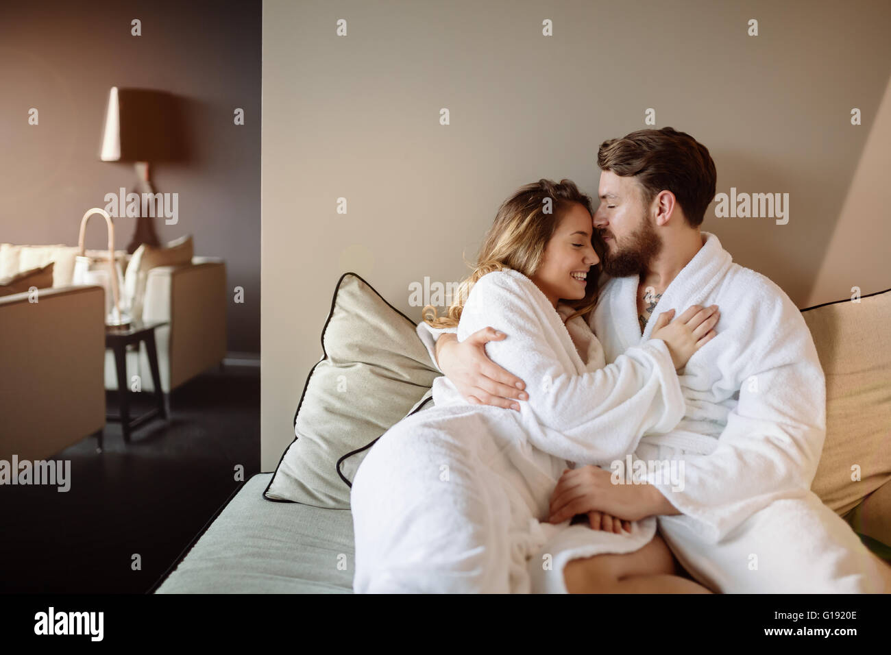 Paar im Bademantel genießen Sie Wellnesswochenende Stockfoto