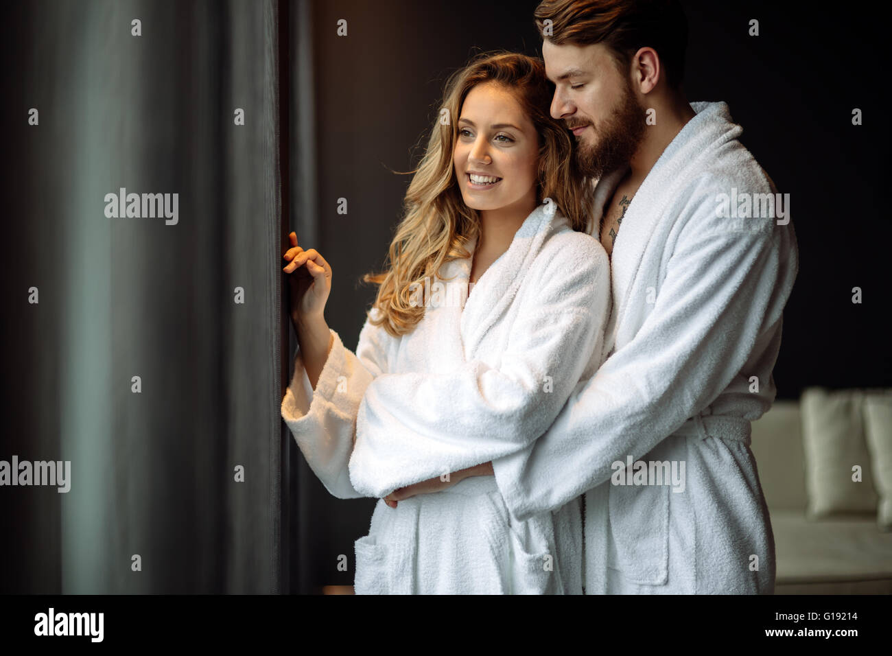 Paar im Bademantel genießen Sie Wellnesswochenende Stockfoto