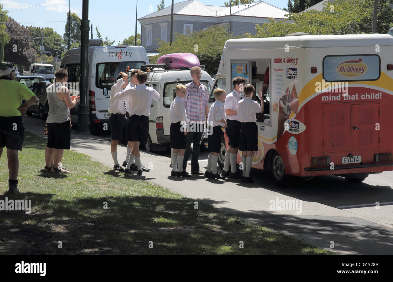 Kinder Queuing für Ice Cream van außerhalb Christs college Christchurch, Neuseeland Stockfoto
