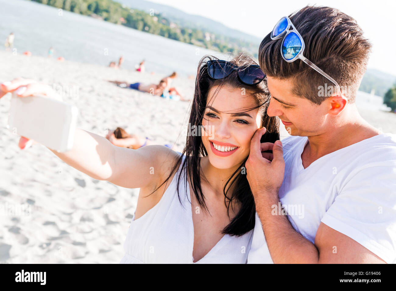 Schönes paar, wobei eine Selfie von sich selbst an einem Sommertag Stockfoto