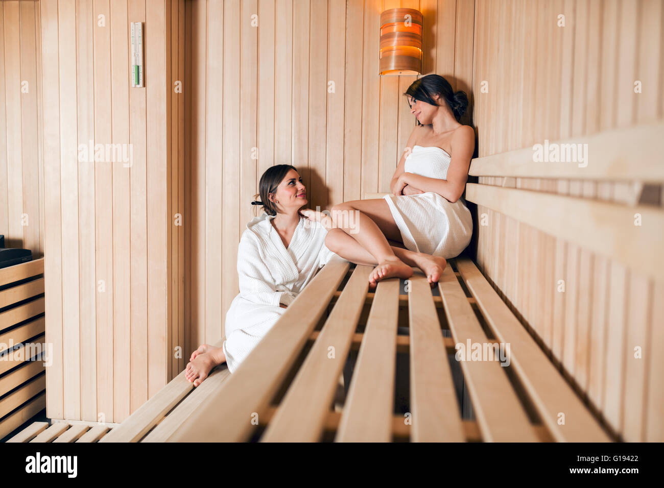 Zwei Fit und schön Frauen entspannen in der sauna Stockfoto