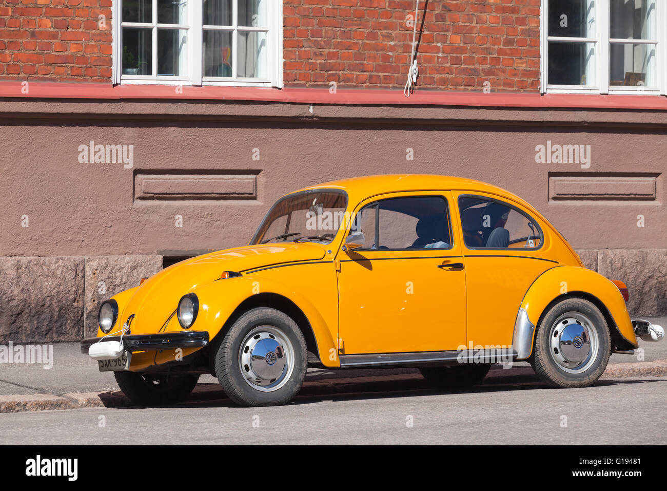 Helsinki, Finnland - 7. Mai 2016: Alten gelben VW Käfer an einem Straßenrand geparkt ist Stockfoto