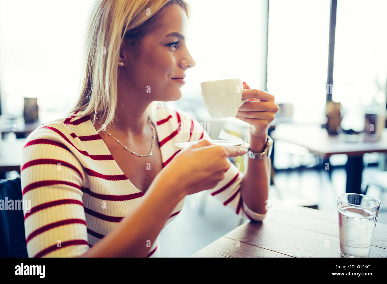 Schöne Frau in einem netten Restaurant Kaffee trinken Stockfoto