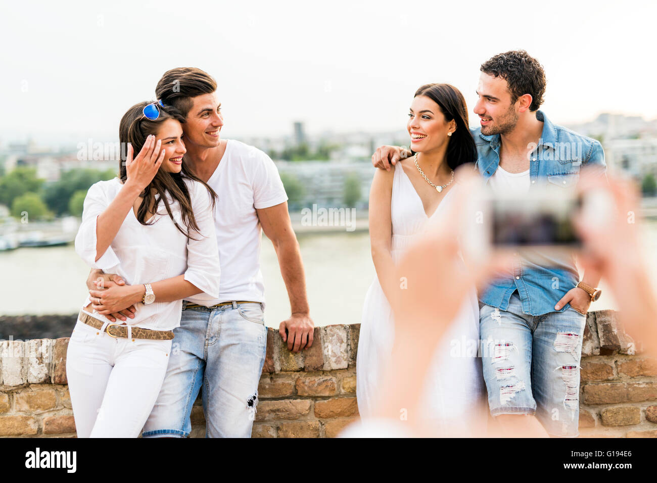 Junge und schöne Paare fotografieren mit smartphone Stockfoto
