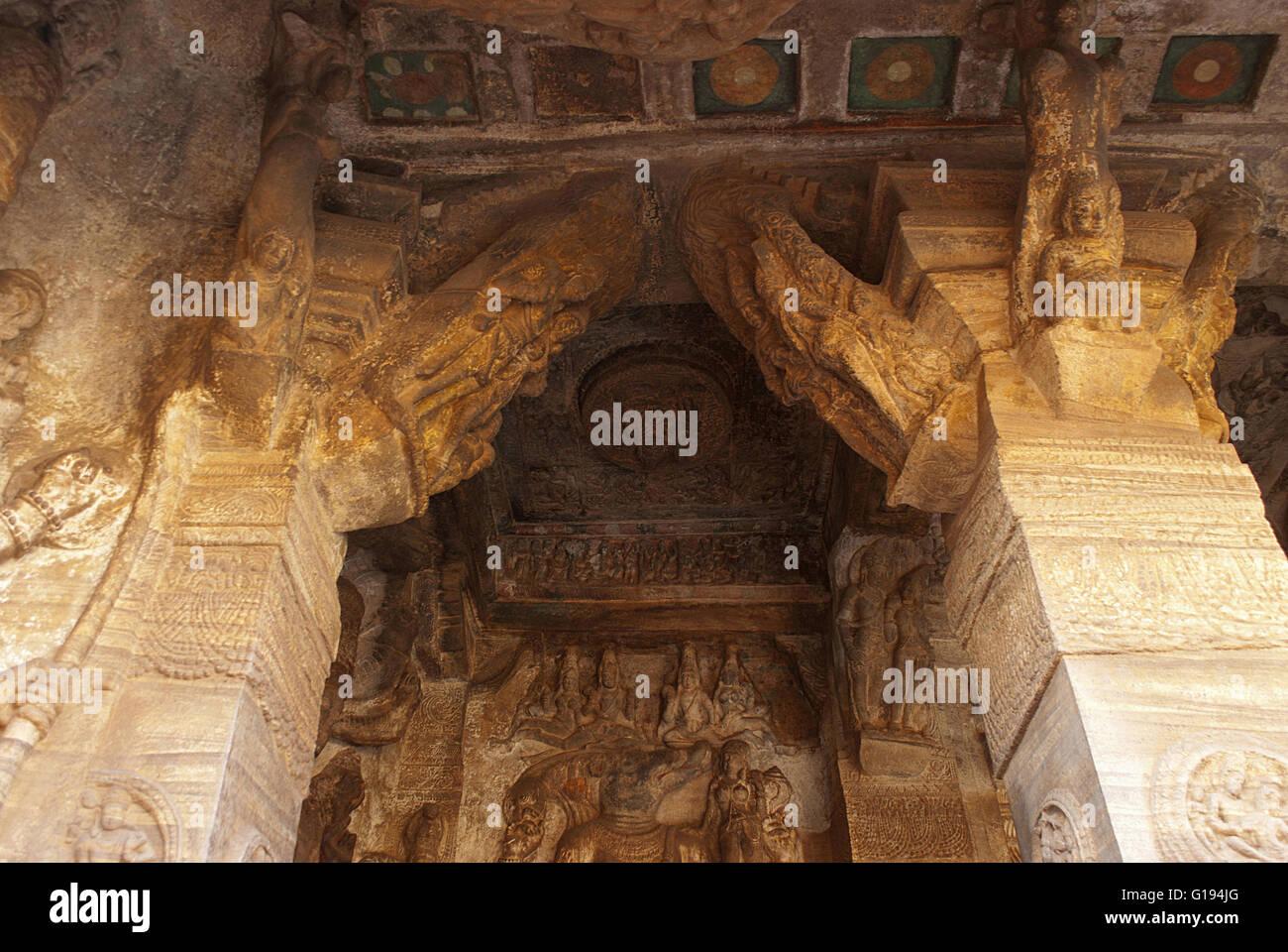 Höhle 3: Blick von der Veranda, außerhalb. Badami Höhlen, Karnataka, Indien. Fresken an den decken können auch gesehen. Stockfoto