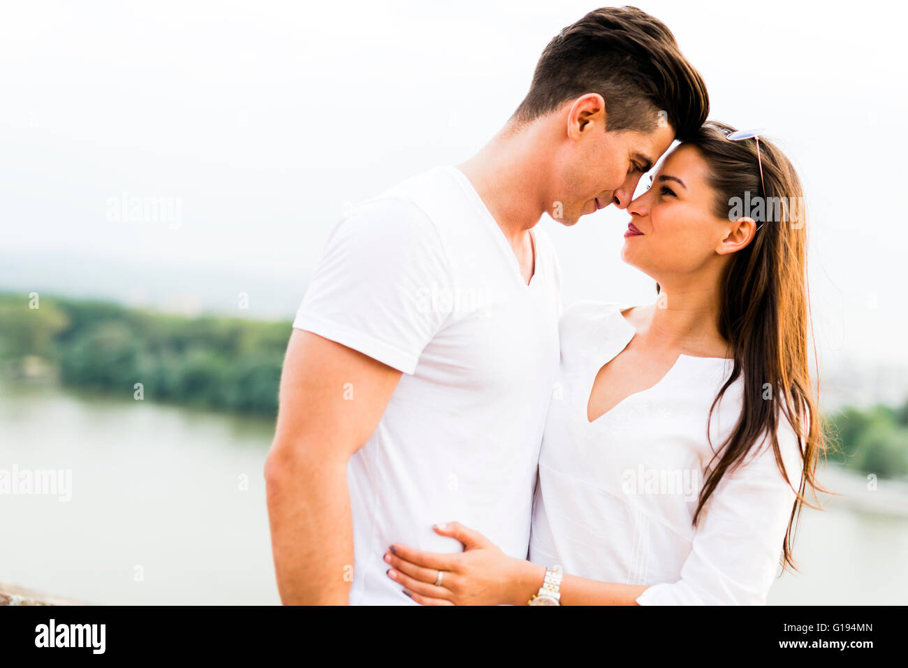 Junge schöne Paar Nasen als Zeichen der Liebe und küssen einander reiben Stockfoto